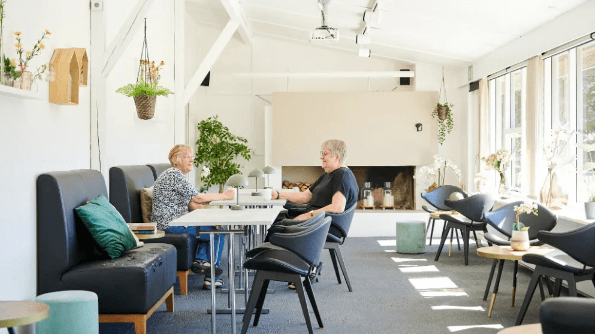Women sitting in the common room at Danhostel Vejle